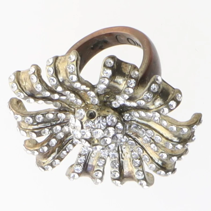 Dekorativ ring med glitrende sten (str. 56 mm)