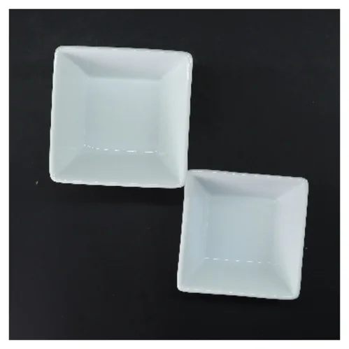 Sæt af seks hvide firkantede skåle (str. 6 stk 11x11 cm)