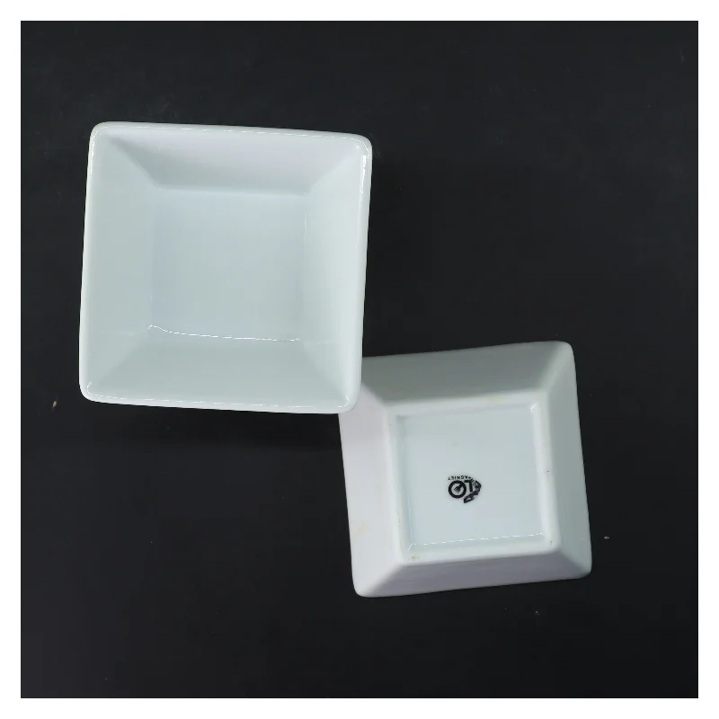 Sæt af seks hvide firkantede skåle (str. 6 stk 11x11 cm)