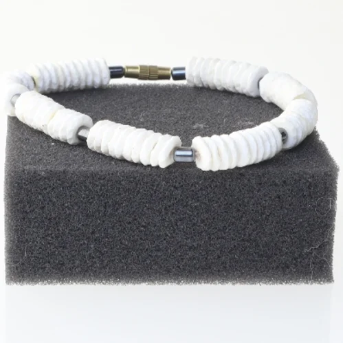 Perlehalskæde med hvide og sorte perler (str. Ø 8 cm)