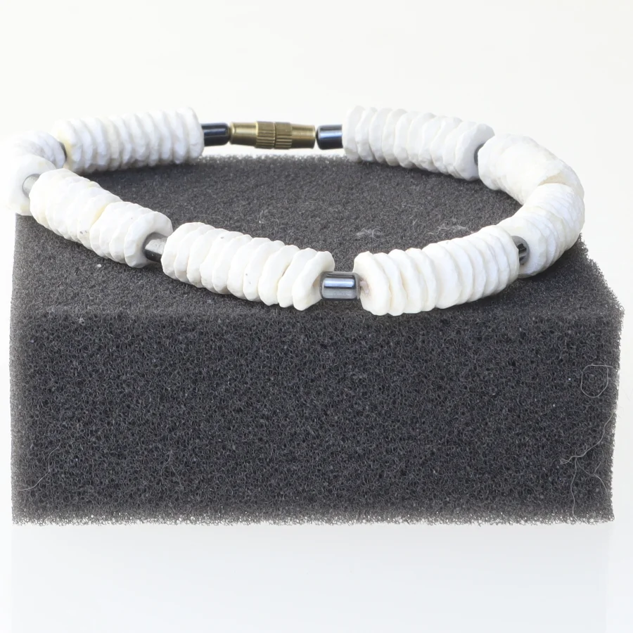 Perlehalskæde med hvide og sorte perler (str. Ø 8 cm)