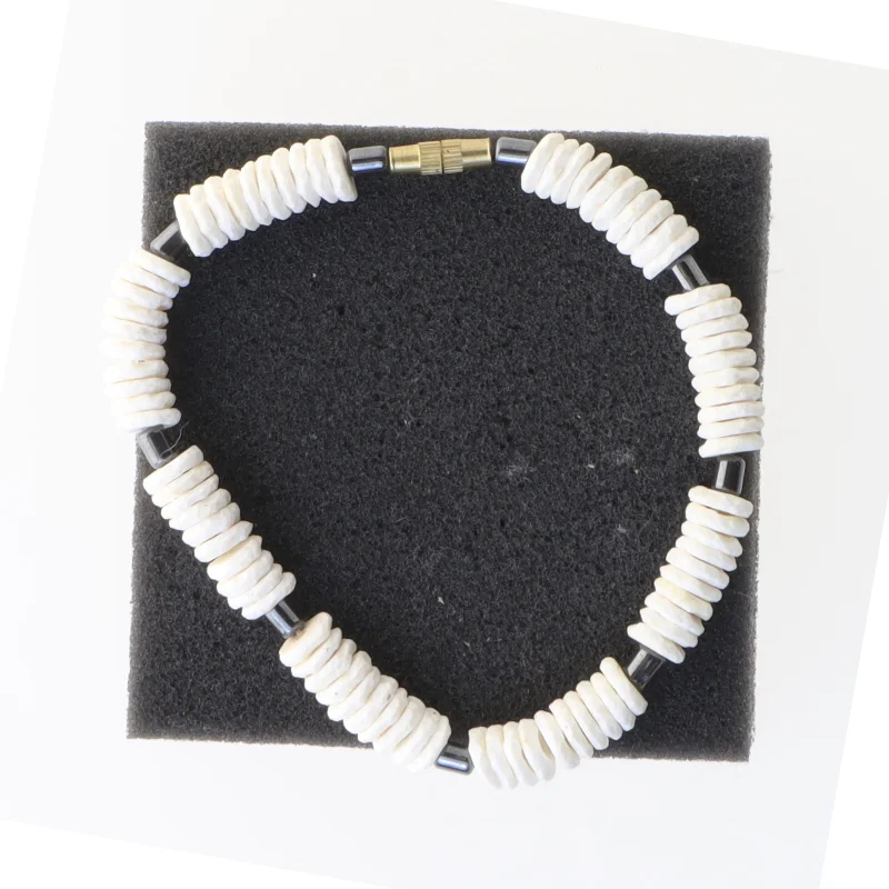 Perlehalskæde med hvide og sorte perler (str. Ø 8 cm)