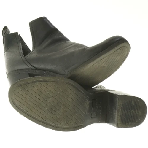 Sort ankelstøvler med hæl (str. fod 25 cm)