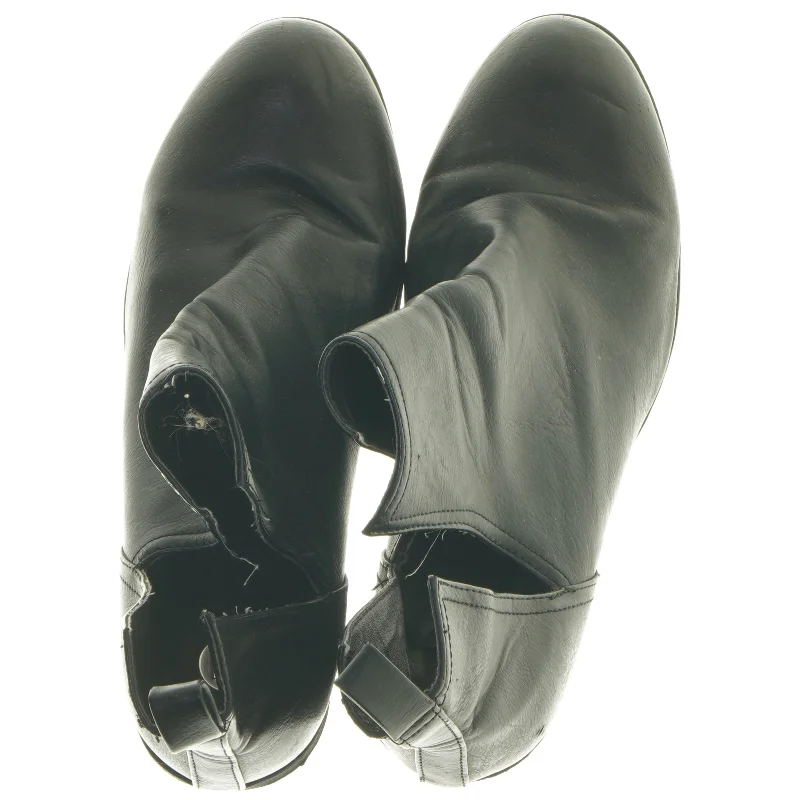 Sort ankelstøvler med hæl (str. fod 25 cm)