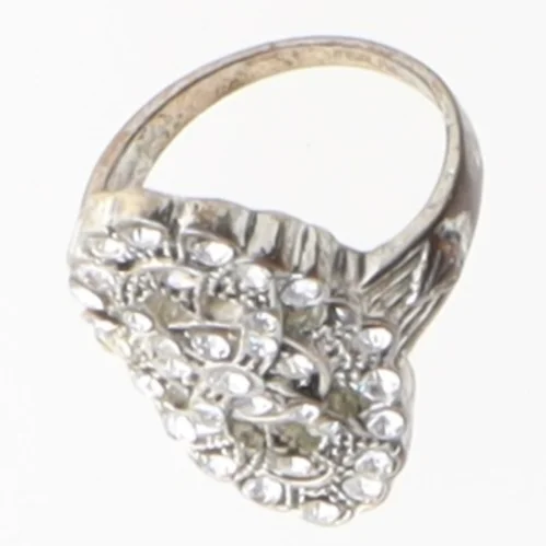 Dekorativ fingerring med klare sten (str. Ø 52 cm)