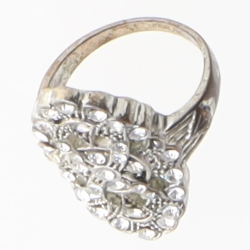 Dekorativ fingerring med klare sten (str. Ø 52 cm)