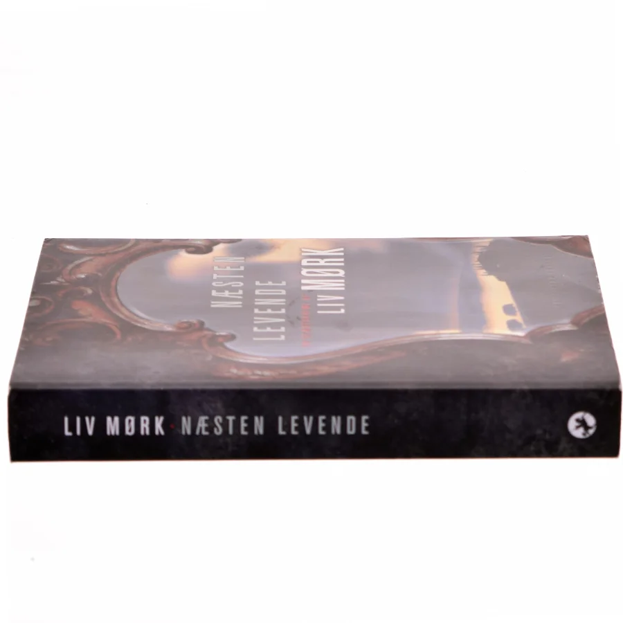 Næsten levende : en slægtskrimi af Liv Mørk (Bog)