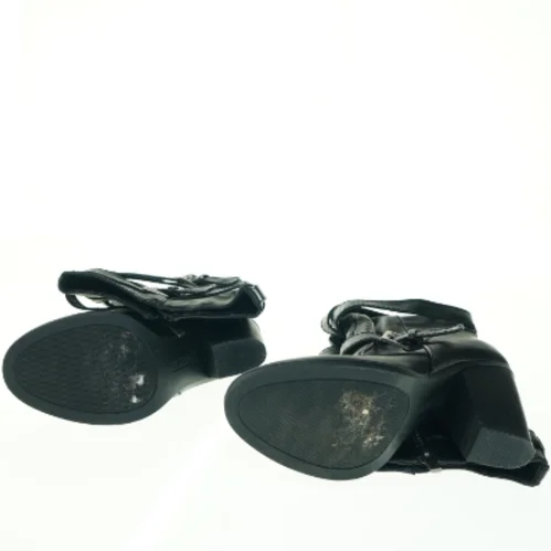 Sorte læderstøvler med hæl og spænder fra Justfab (str. 8)