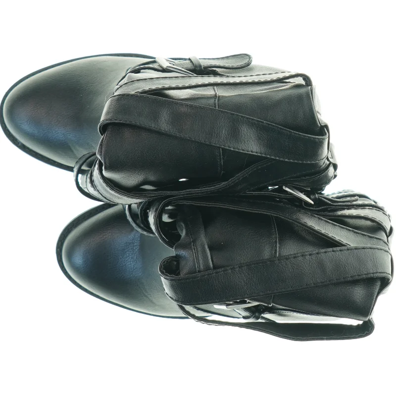 Sorte læderstøvler med hæl og spænder fra Justfab (str. 8)