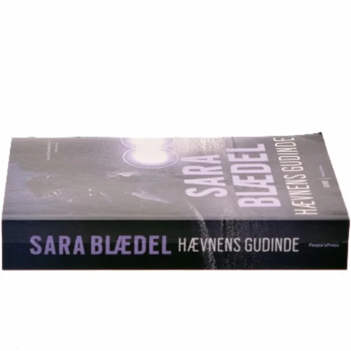 Hævnens gudinde : krimi af Sara Blædel (Bog)