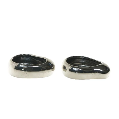 To runde rustfrie stål lysestager fra Menu (str. 12 cm)