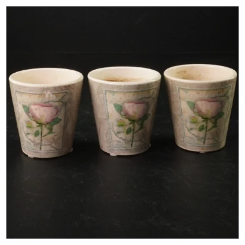 Keramikkrus og -kopper med blomstermotiv (str. 7x7,5 cm)