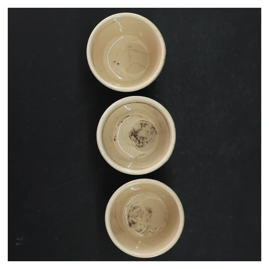 Keramikkrus og -kopper med blomstermotiv (str. 7x7,5 cm)