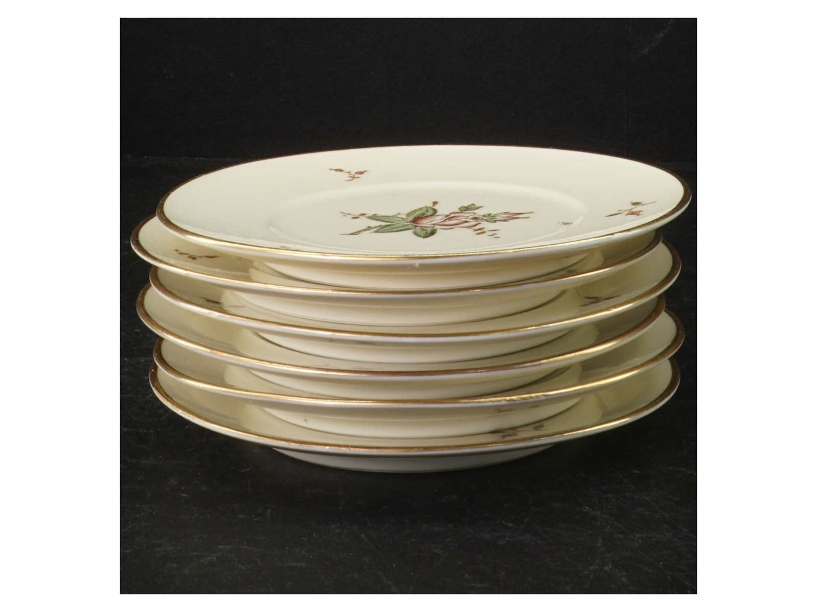 Porcelænstallerkener med blomstermotiv fra B&G