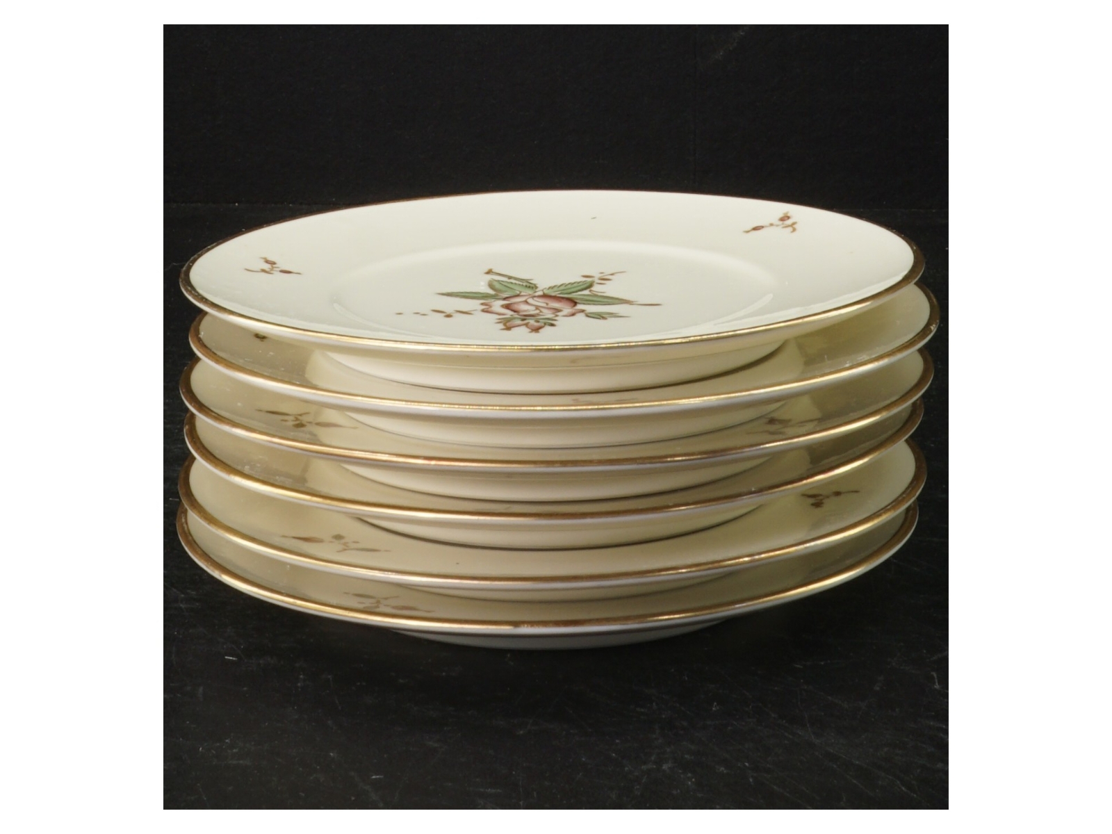 Porcelænstallerkener med blomstermotiv fra B&G