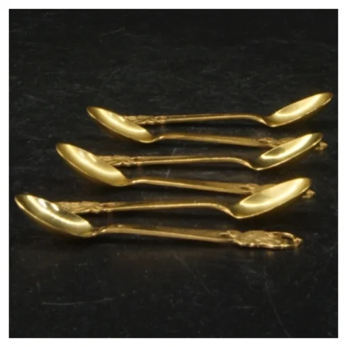 Gyldne teskeer med ornamenter