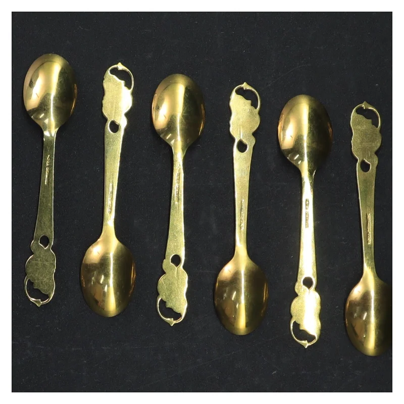 Gyldne teskeer med ornamenter