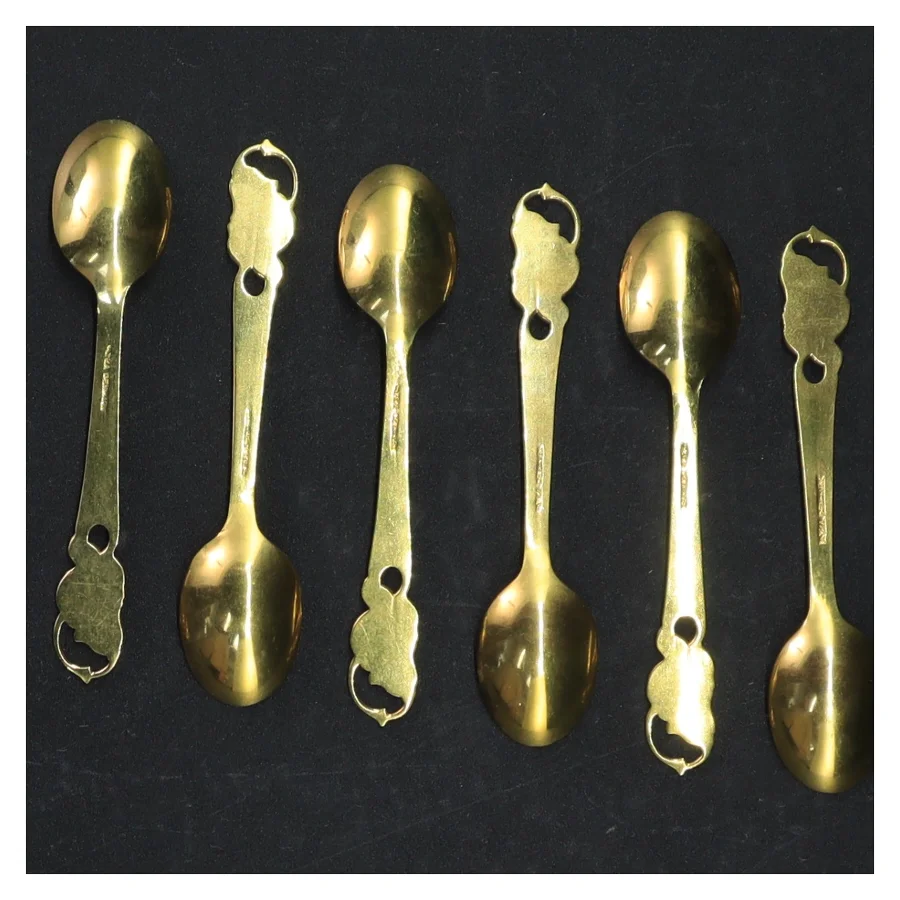 Gyldne teskeer med ornamenter