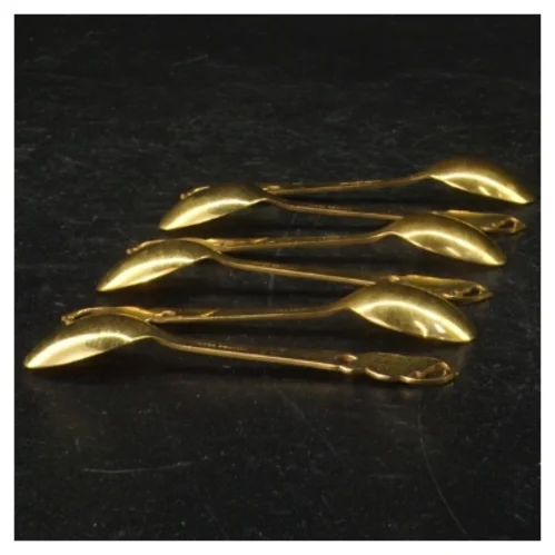 Gyldne teskeer med ornamenter