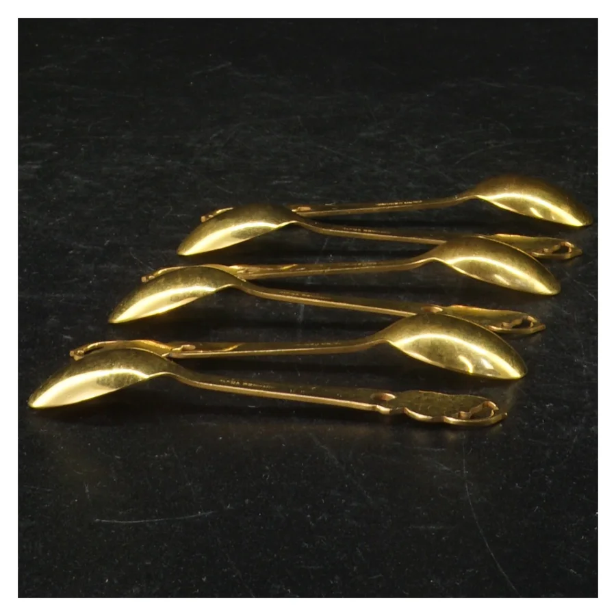 Gyldne teskeer med ornamenter