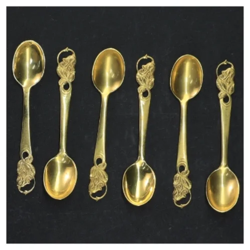 Gyldne teskeer med ornamenter