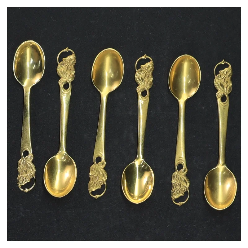 Gyldne teskeer med ornamenter