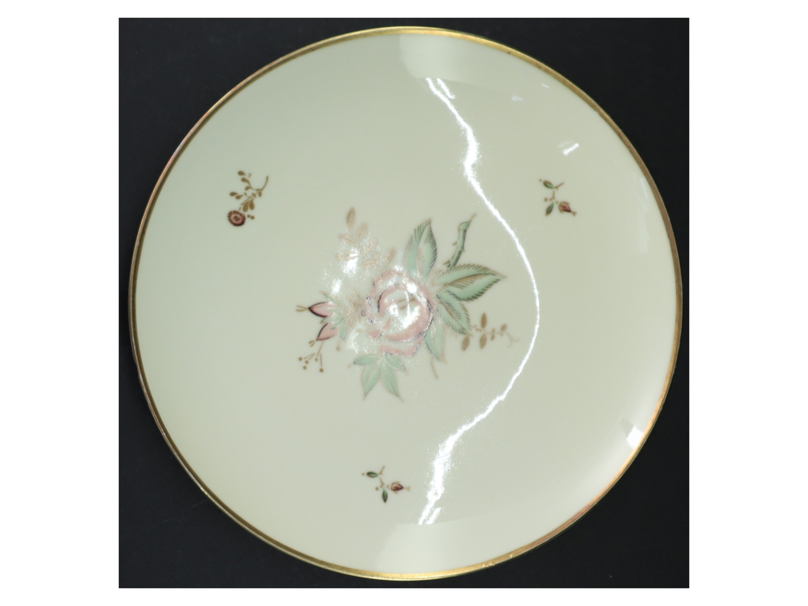 Porcelænsskål med blomstermotiv fra B&G (str. 24,5 cm)