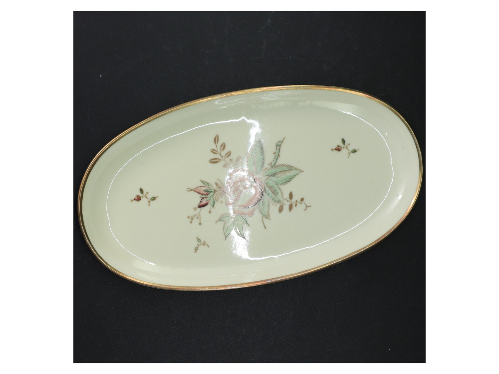 Porcelænsfad med blomstermotiv fra B&G (str. 28 x 16 cm)