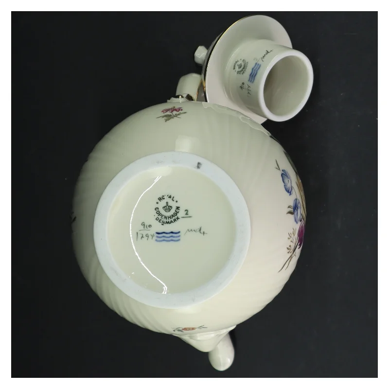 Royal Copenhagen Frisenborg Kaffekande #910/ 1794 fra Royal Copenhagen
