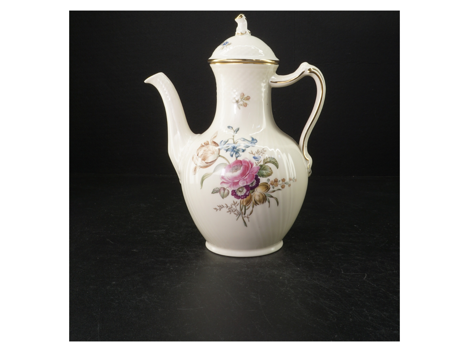 Royal Copenhagen Frisenborg Kaffekande #910/ 1794 fra Royal Copenhagen