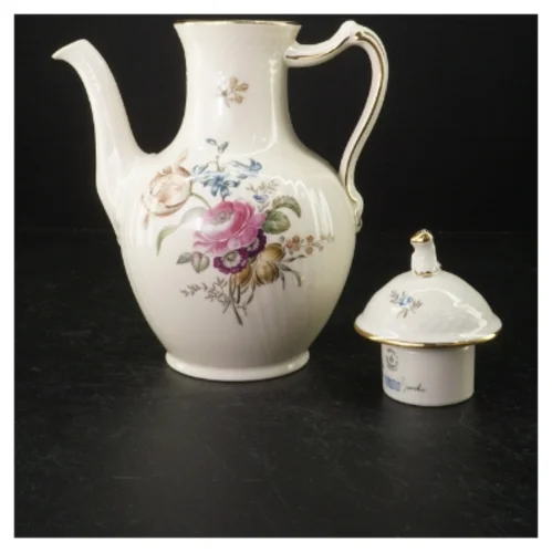 Royal Copenhagen Frisenborg Kaffekande #910/ 1794 fra Royal Copenhagen