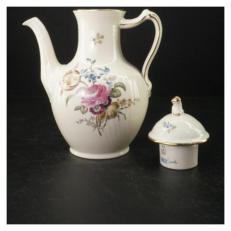 Royal Copenhagen Frisenborg Kaffekande #910/ 1794 fra Royal Copenhagen