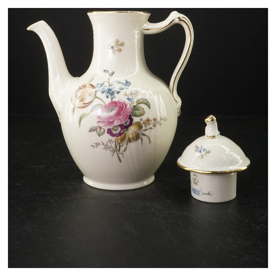 Royal Copenhagen Frisenborg Kaffekande #910/ 1794 fra Royal Copenhagen