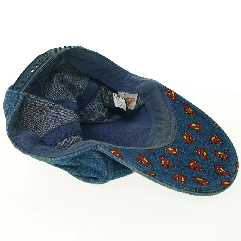 Superman kasket fra H&M (str. 122)