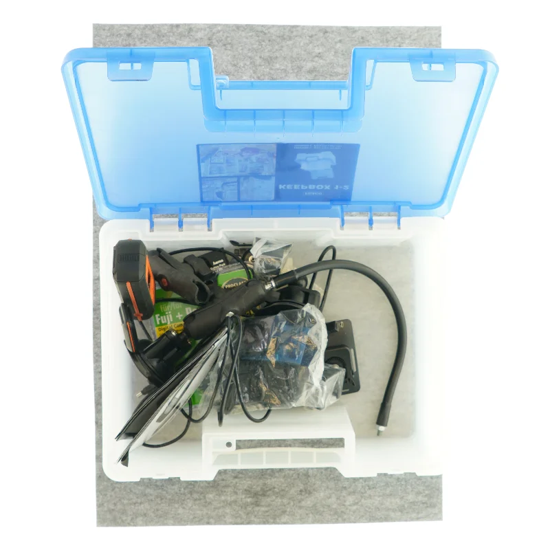 Opbevaringskasse med forskelligt udstyr