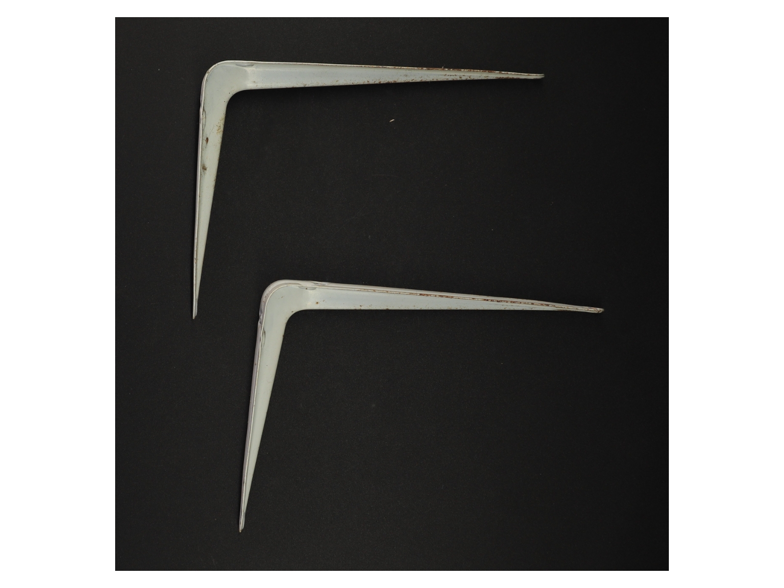 Hvide metalhyldeknægte (str. 15 x 19 cm)
