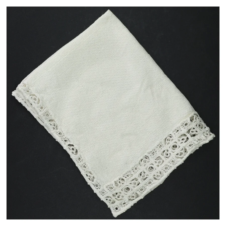 Hvid pyntedug med blonder (str. 30 x 40 cm)