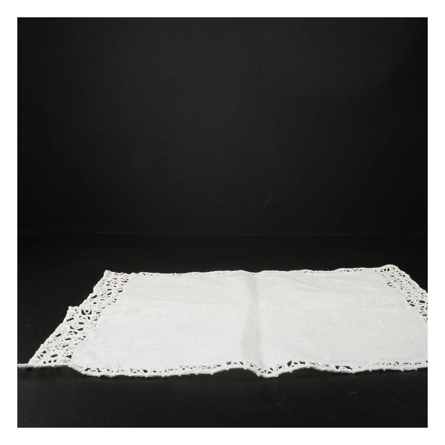 Hvid pyntedug med blonder (str. 30 x 40 cm)