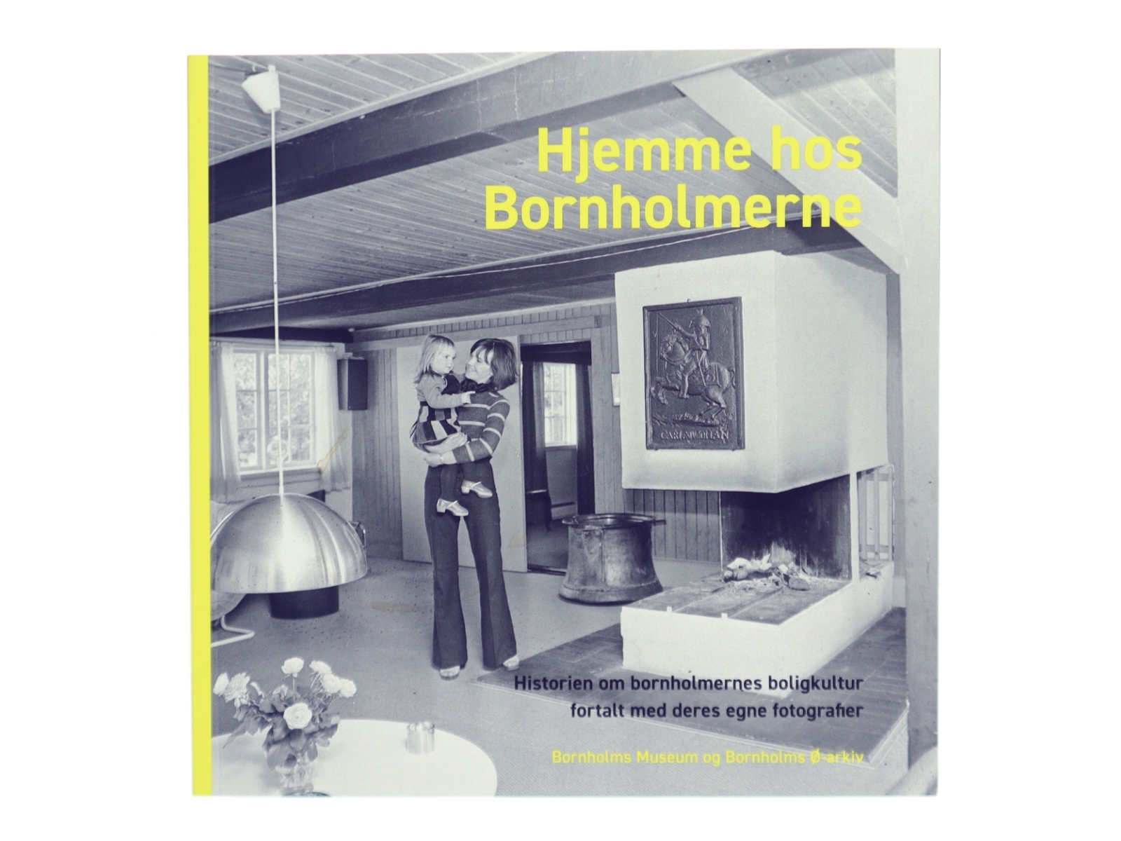 Hjemme hos Bornholmerne : historien om bornholmernes boligkultur fortalt med deres egne fotografier af Camilla Luise Dahl (Bog)