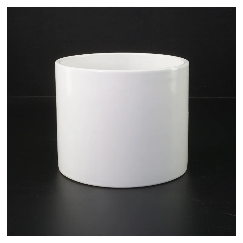 Hvid porcelænspotte fra Relief Strip Denmark (str. H. 11,5 cm, ø. 14,5 cm)