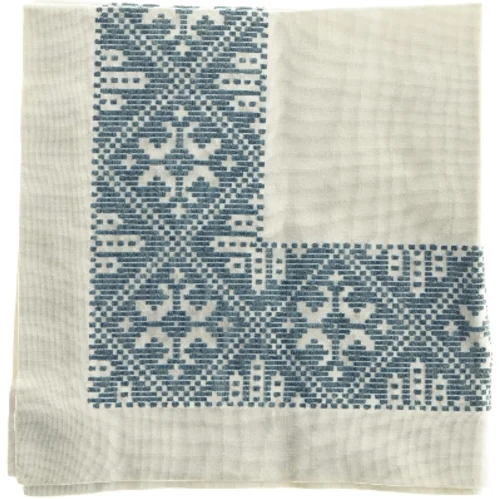 Borddug med blåt broderet mønster (str. 63x62 cm)
