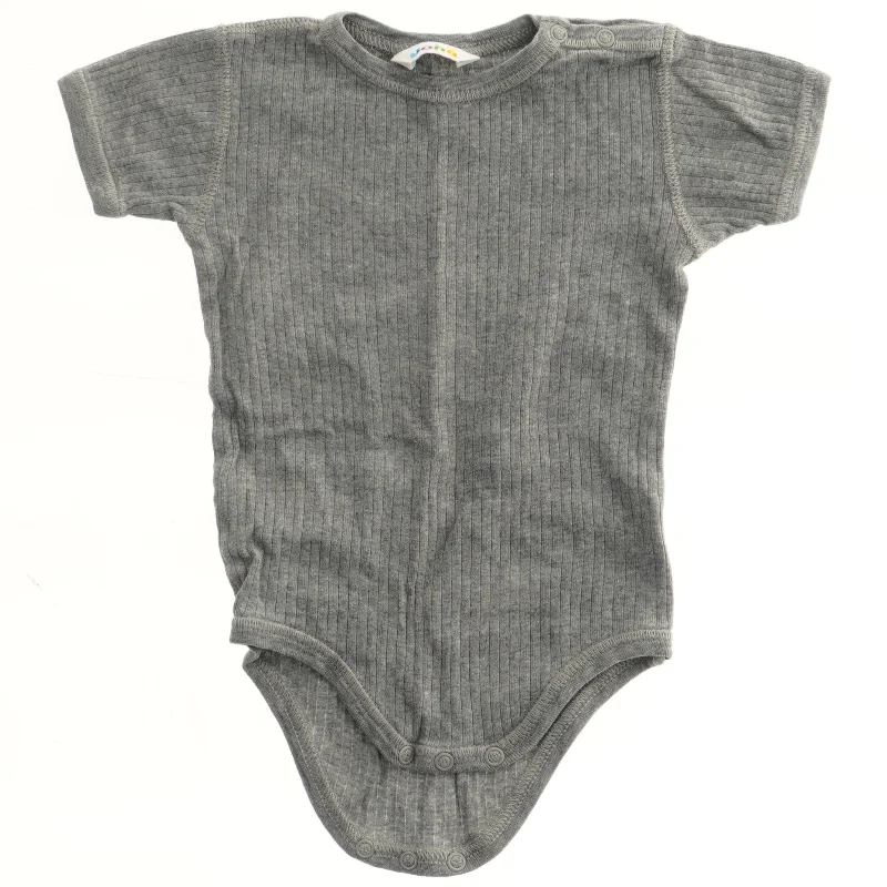Grå bodystocking med korte ærmer fra Joha (str. 80)