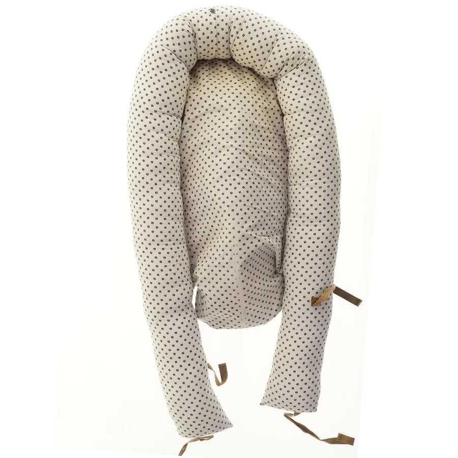 Babynest med prikker fra Småfolk (str. 100 cm)