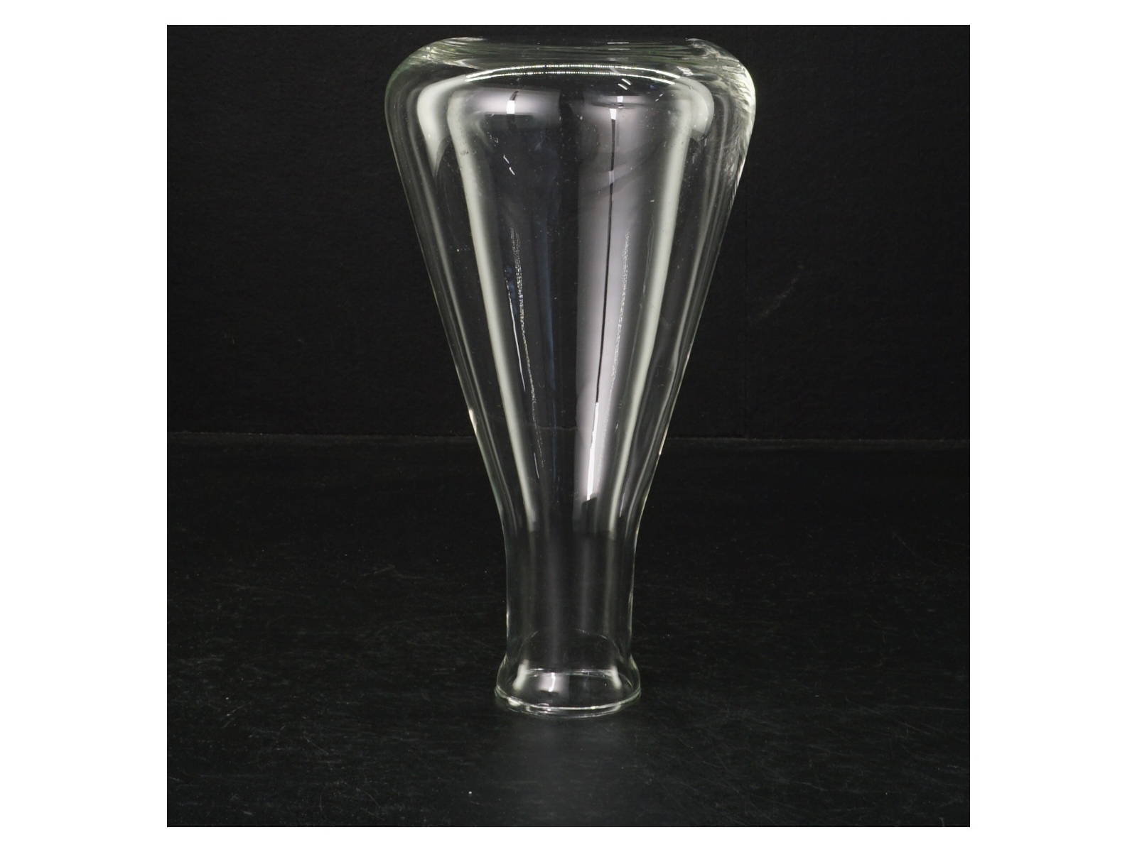 Glasvase (str. H. 18 cm)