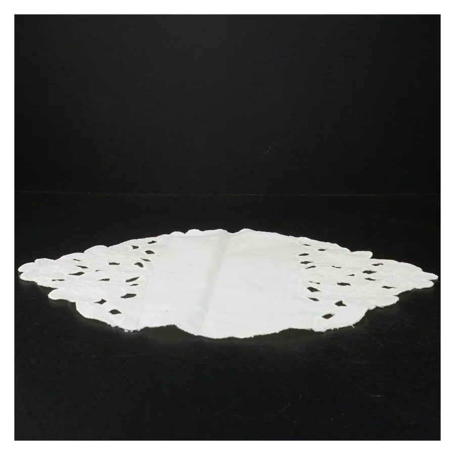 dekorativ hvid dug (str. 38 x 29 cm)