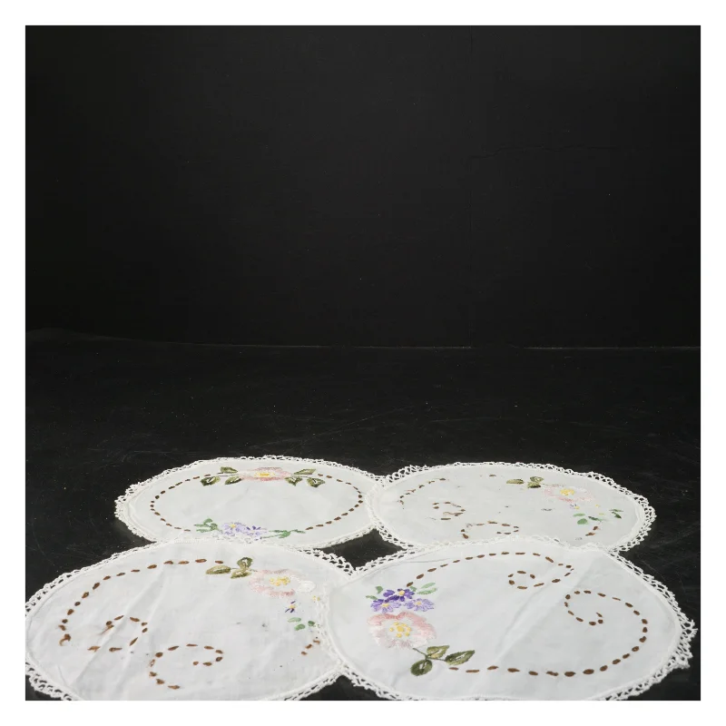 Runde broderede tekstiler (str. Ø 16 cm)