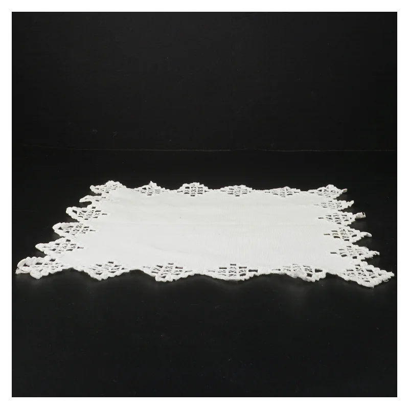 Håndbroderet lysedug (str. 29 x. 29 cm)