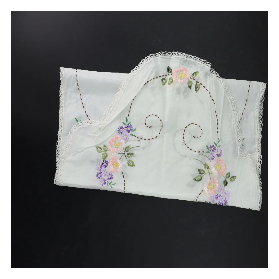 Bordløber med blomsterbroderi (str. 90x39 cm)