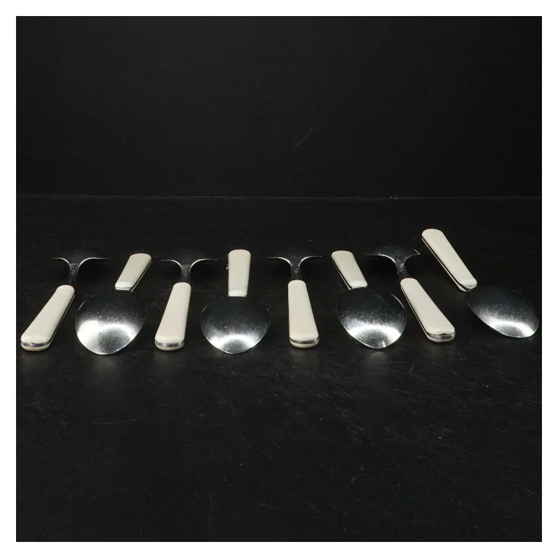 Skeer med cremefarvet håndtag