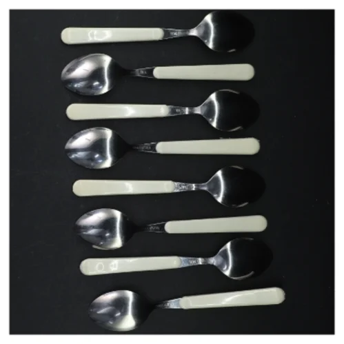 Skeer med cremefarvet håndtag